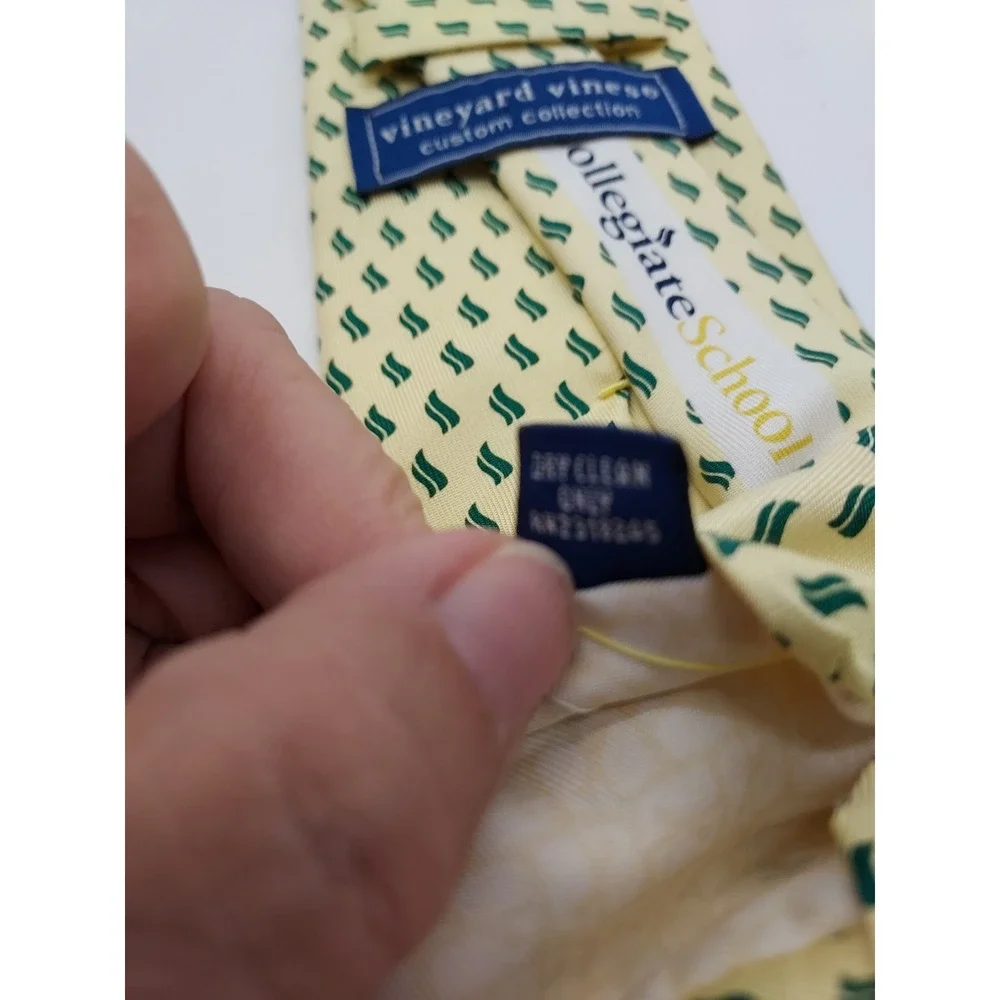 Vineyard Vines Collegiate School Mens Silk Tie Yellow Green Logo Pattern T093
